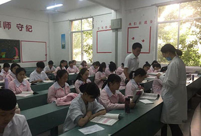 2020年貴陽衛(wèi)生學校如何培養(yǎng)護士禮儀