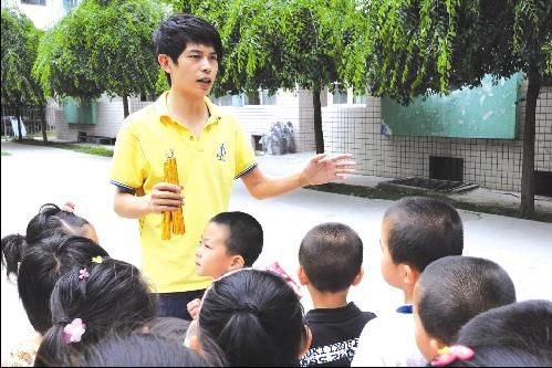 2023年成都幼師學(xué)校男幼師工資是多少